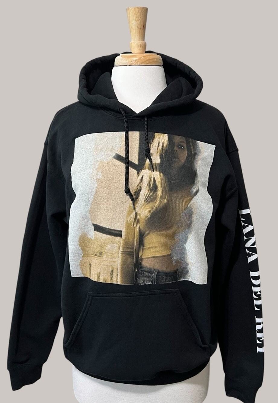 Lana Del Rey Portrait Hoodie Sweatshirt size Large Spellout Sleeve Black
